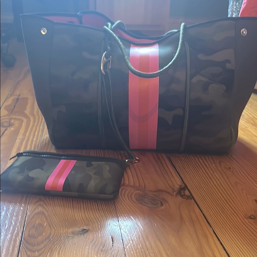 HAUTE SHORE Camouflage Tote with Pink Accent